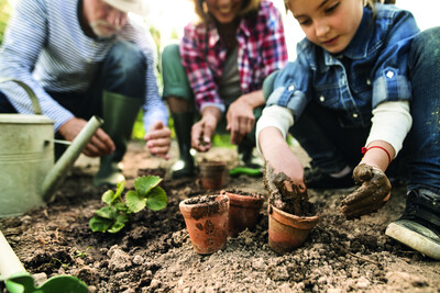 Kinder im Garten