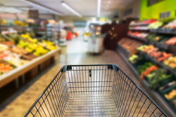 Einkaufswagen im Supermarkt - © winyu-stockadobe.com   Einkaufswagen im Supermarkt