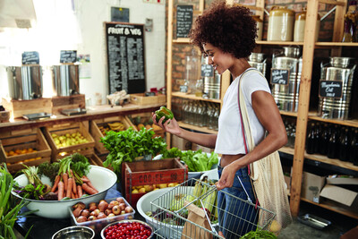 Frau im Unverpacktladen